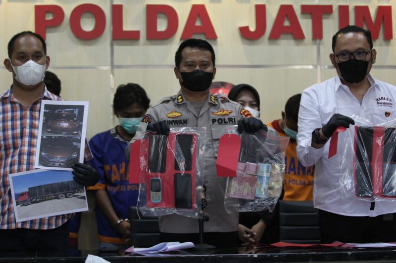 Polda Jatim tangkap komplotan pelaku penggelapan 30 ton gula rafinasi Polda Jatim tangkap komplotan pelaku penggelapan 30 ton gula rafinasi