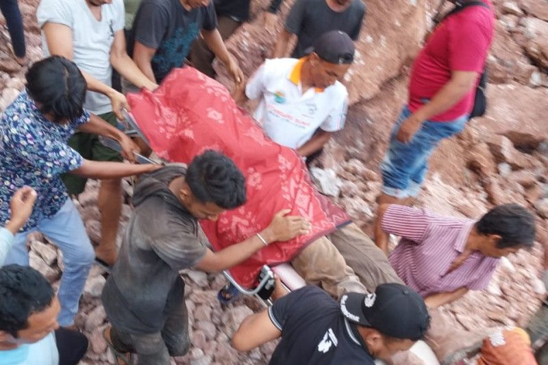 Dua pekerja meninggal tertimbun longsoran batu galian C di Aceh Besar Dua pekerja meninggal tertimbun longsoran batu galian C di Aceh Besar