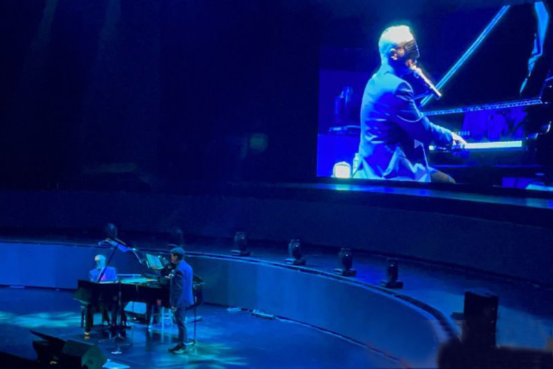John Trones tantang Jim Brickman bermain piano dengan mata tertutup