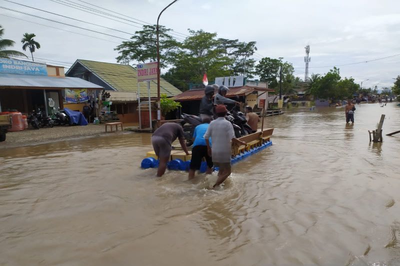 Korban banjir di Bengkulu sediakan rakit ojek untuk pengendara jalan Korban banjir di Bengkulu sediakan rakit ojek untuk pengendara jalan