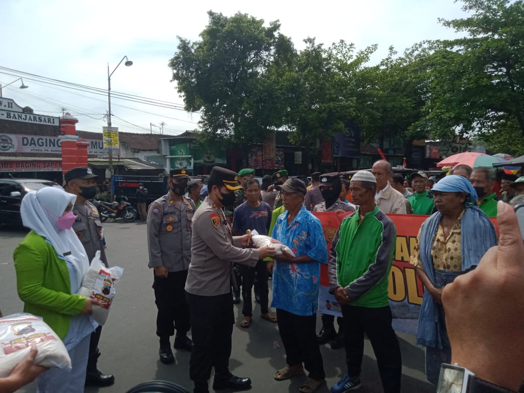 Ringankan beban dampak kenaikan BBM, Polres Boyolali bagikan beras ke warga Ringankan beban dampak kenaikan BBM, Polres Boyolali bagikan beras ke warga