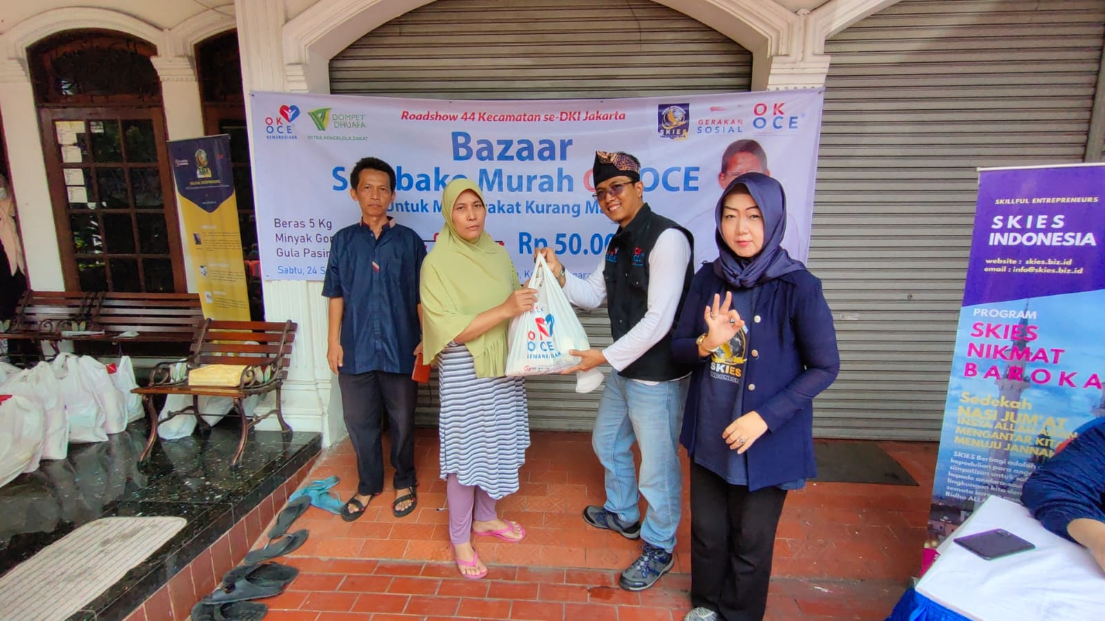 Bantuan sembako murah Ok Oce, ratusan warga Jakarta Timur terbantukan Bantuan sembako murah Ok Oce, ratusan warga Jakarta Timur terbantukan