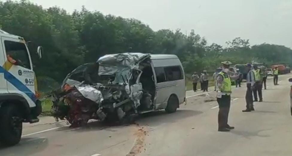 Hiace seruduk trailer di Toll Gringsing, 7 tewas dan 7 luka Hiace seruduk trailer di Toll Gringsing, 7 tewas dan 7 luka