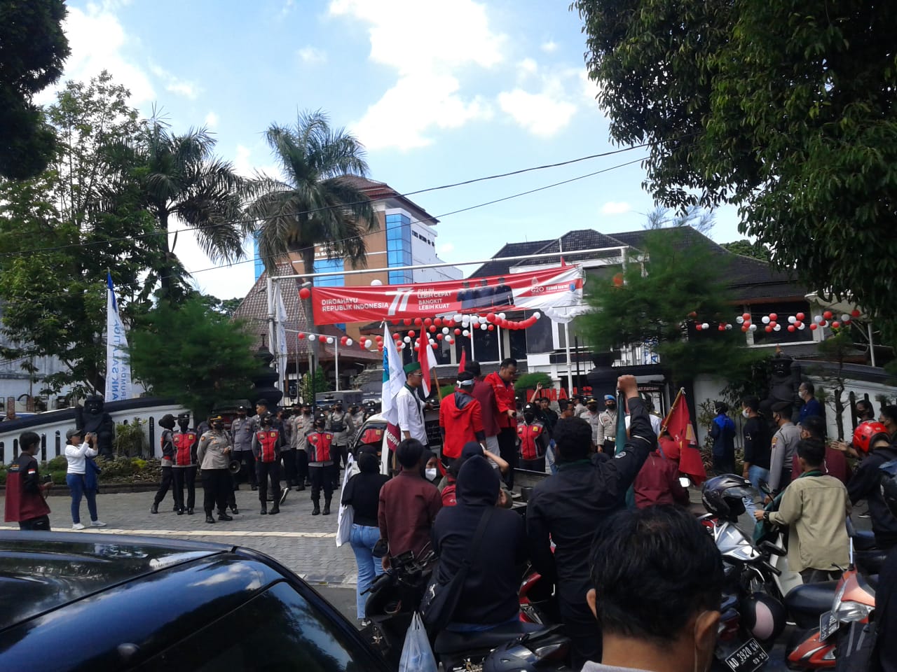Mahasiswa Salatiga tolak kenaikan harga BBM Mahasiswa Salatiga tolak kenaikan harga BBM