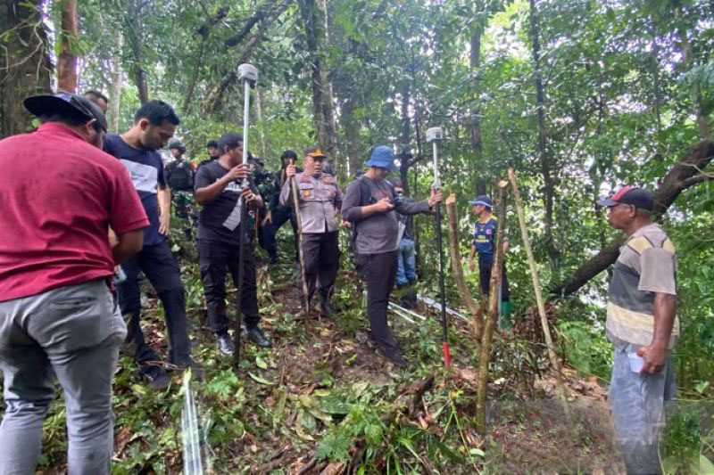Personel gabungan amankan penanaman patok batas Kariu dan Pelauw
