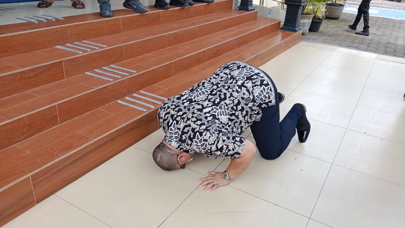 Usai sidang di PTUN Medan, kuasa hukum Bupati Palas non aktif sujud syukur Usai sidang di PTUN Medan, kuasa hukum Bupati Palas non aktif sujud syukur