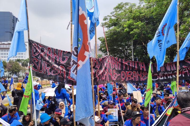Massa buruh padati Patung Kuda-Balai Kota demo kenaikan BBM Massa buruh padati Patung Kuda-Balai Kota demo kenaikan BBM