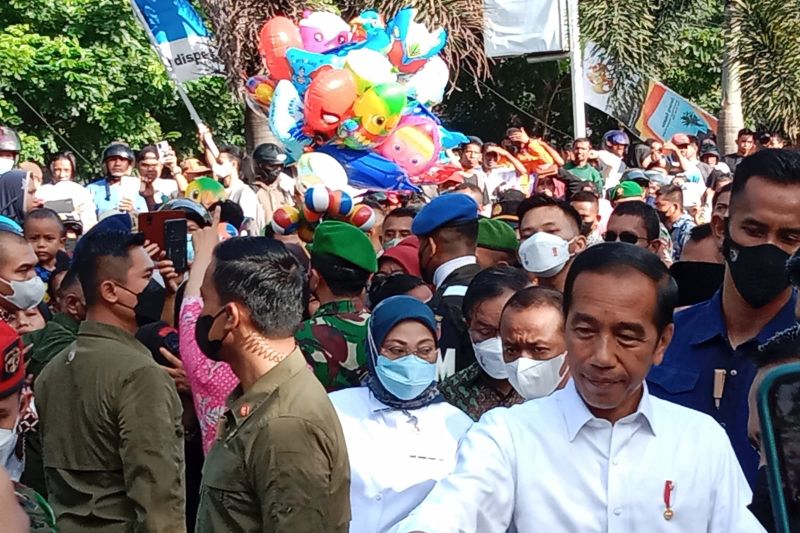 Warga berdesak-desakan menyambut Presiden di pasar Ternate Warga berdesak-desakan menyambut Presiden di pasar Ternate