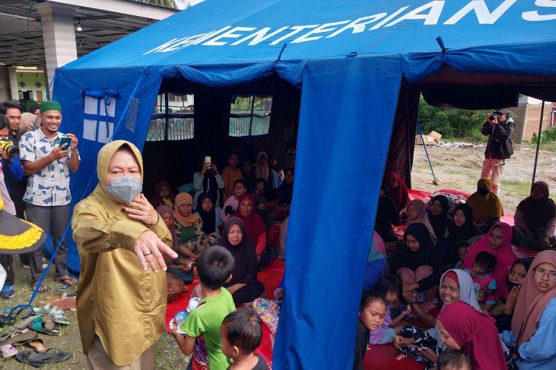 Menteri Sosial kunjungi warga terdampak banjir Sigi di pengungsian Menteri Sosial kunjungi warga terdampak banjir Sigi di pengungsian
