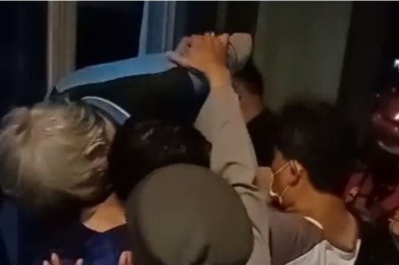 Petugas Damkar selamatkan warga asal Korsel hendak bunuh diri