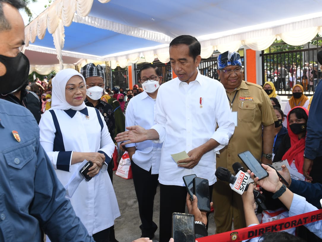 Presiden Jokowi tinjau penyaluran bantuan Pemerintah di Kota Baubau Presiden Jokowi tinjau penyaluran bantuan Pemerintah di Kota Baubau