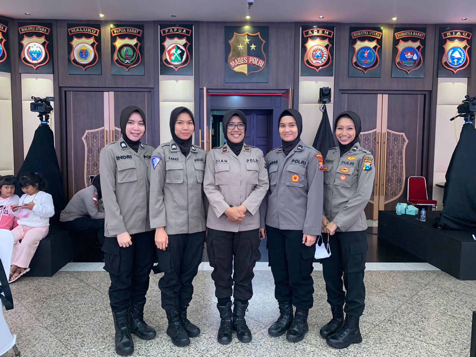 Lima Srikandi Polwan Polda Jawa Timur raih penghargaan Kapolri Lima Srikandi Polwan Polda Jawa Timur raih penghargaan Kapolri