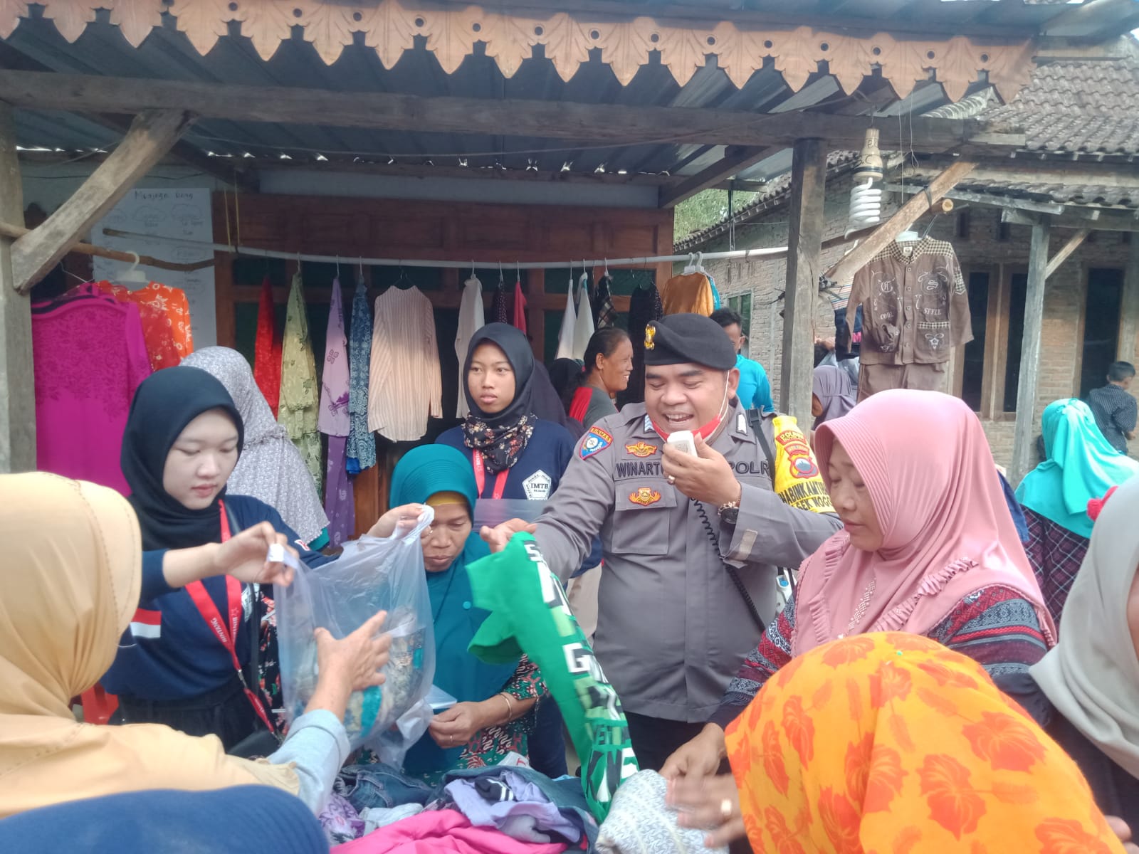 Bantu warga akibat dampak kenaikan BBM, Babinkamtibmas jual pakaian bekas Bantu warga akibat dampak kenaikan BBM, Babinkamtibmas jual pakaian bekas