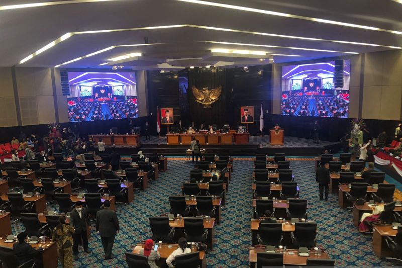 DPRD DKI umumkan pemberhentian Anies-Riza DPRD DKI umumkan pemberhentian Anies-Riza