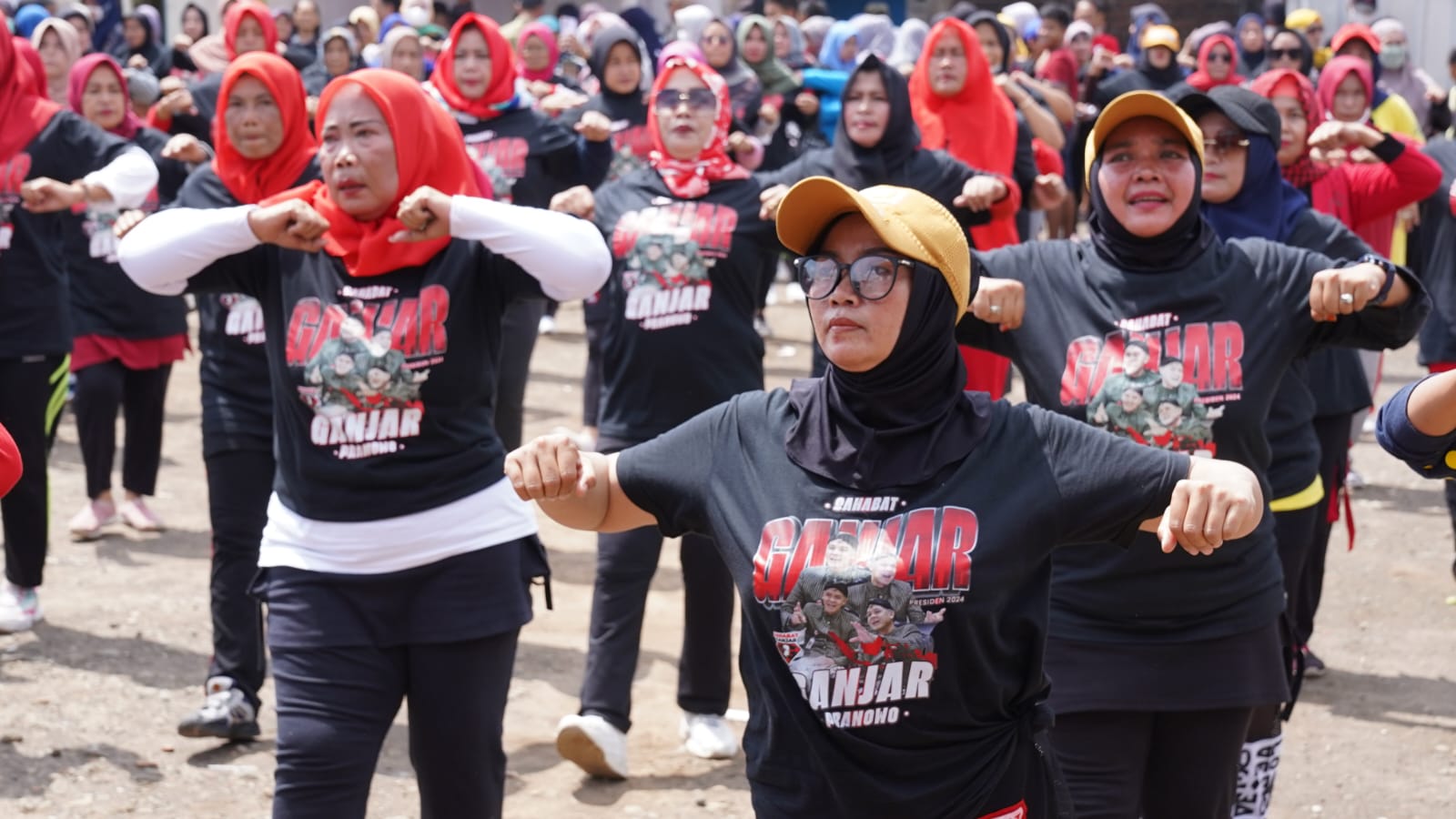 Sahabat Ganjar gelar senam sehat emak-emak pengrajin di Tasikmalaya Sahabat Ganjar gelar senam sehat emak-emak pengrajin di Tasikmalaya