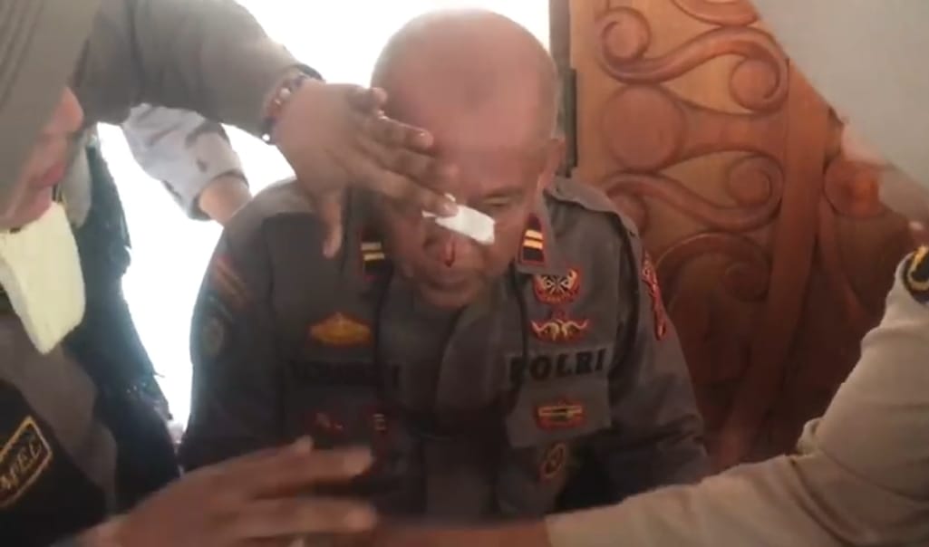 Demo di DPRA ricuh, Perwira Polisi luka terkena lemparan batu