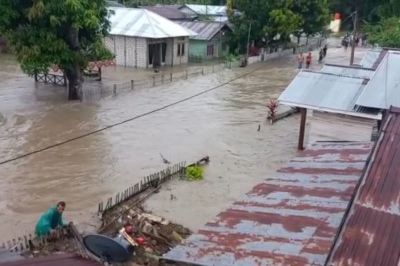 BPBD mempercepat penanganan dampak banjir di Luwuk Timur BPBD mempercepat penanganan dampak banjir di Luwuk Timur