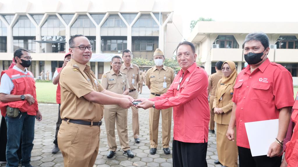 Pemkot Magelang serahkan bantuan satu unit ambulans kepada PMI Pemkot Magelang serahkan bantuan satu unit ambulans kepada PMI