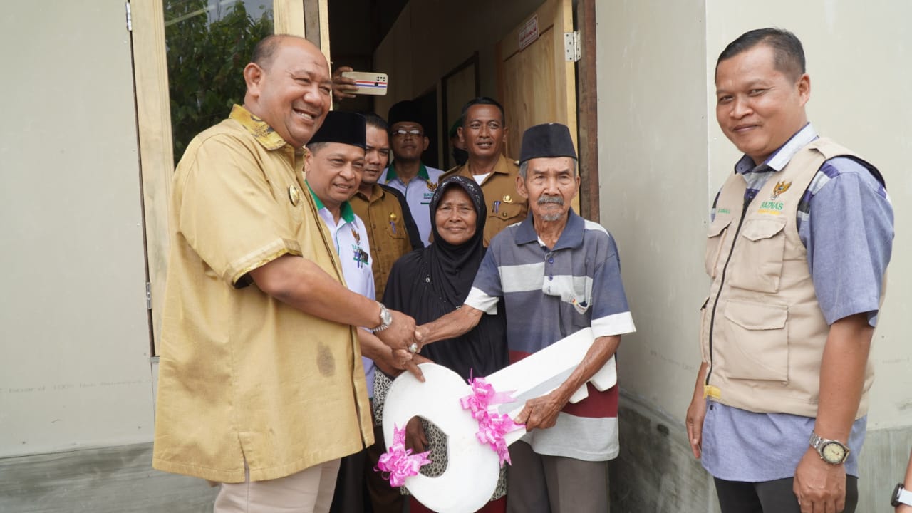 Plt Bupati Langkat serahkan kunci rumah warga Hinai yang dibedah Baznas Plt Bupati Langkat serahkan kunci rumah warga Hinai yang dibedah Baznas