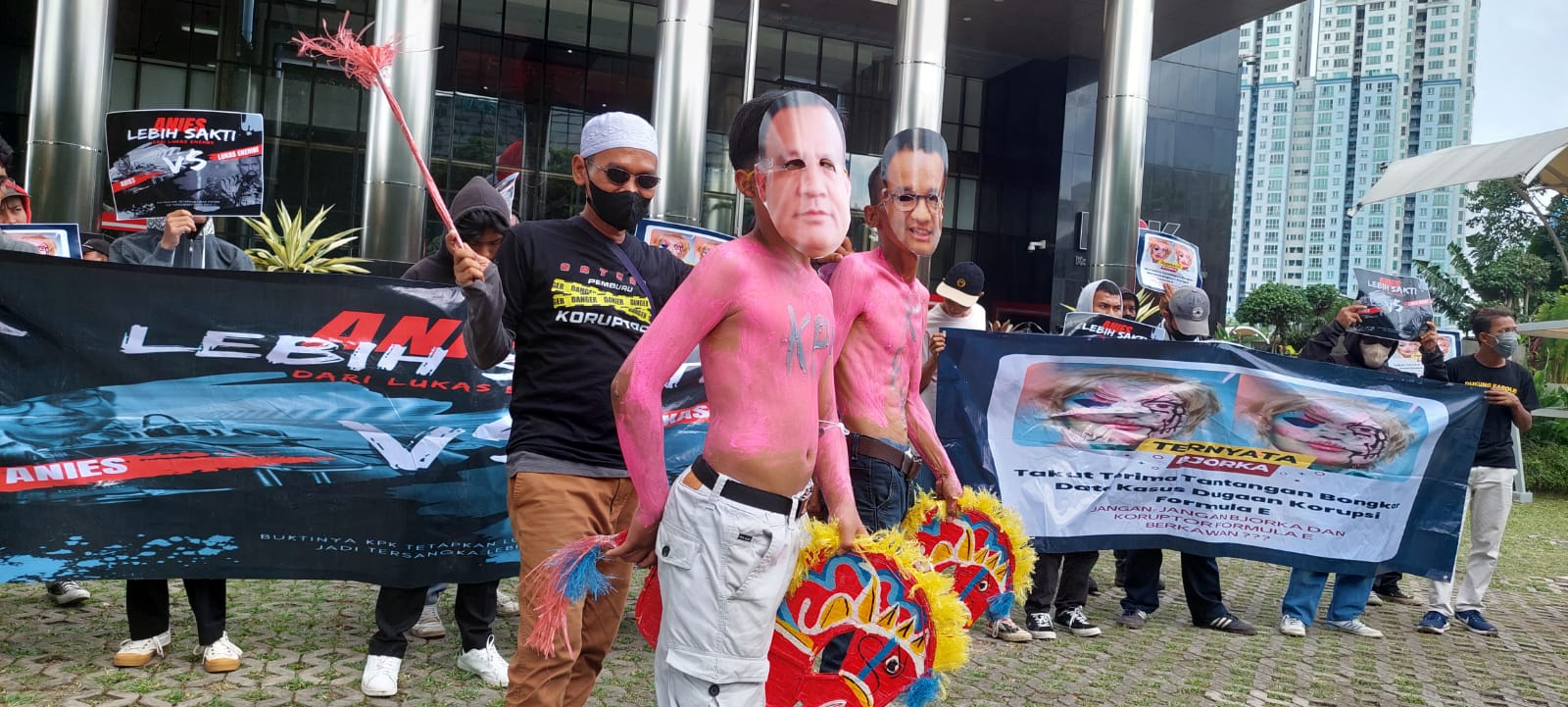 Gelar aksi teatrikal kuda lumping, massa minta KPK percepat tuntaskan kasus Formula E Gelar aksi teatrikal kuda lumping, massa minta KPK percepat tuntaskan kasus Formula E