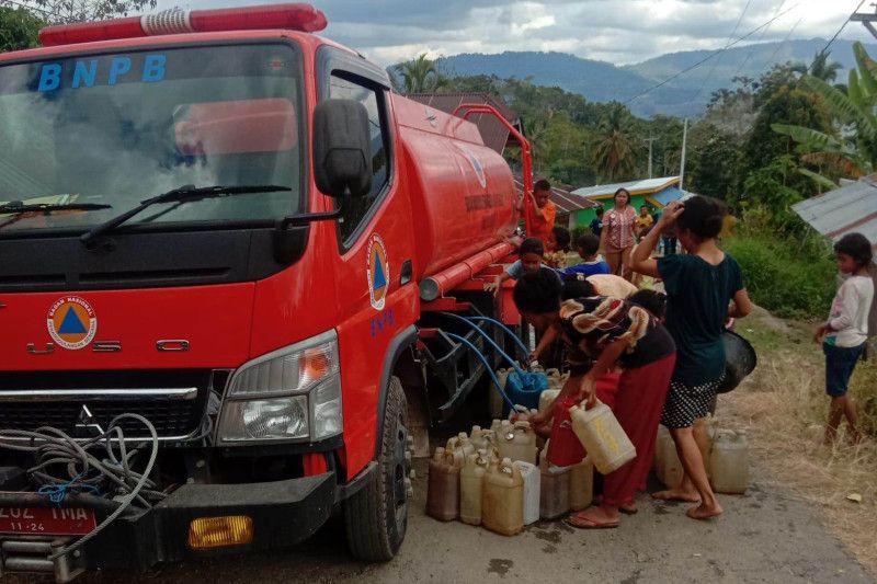 BPBD Manggarai Timur salurkan air bersih ke 4 desa alami kekeringan
