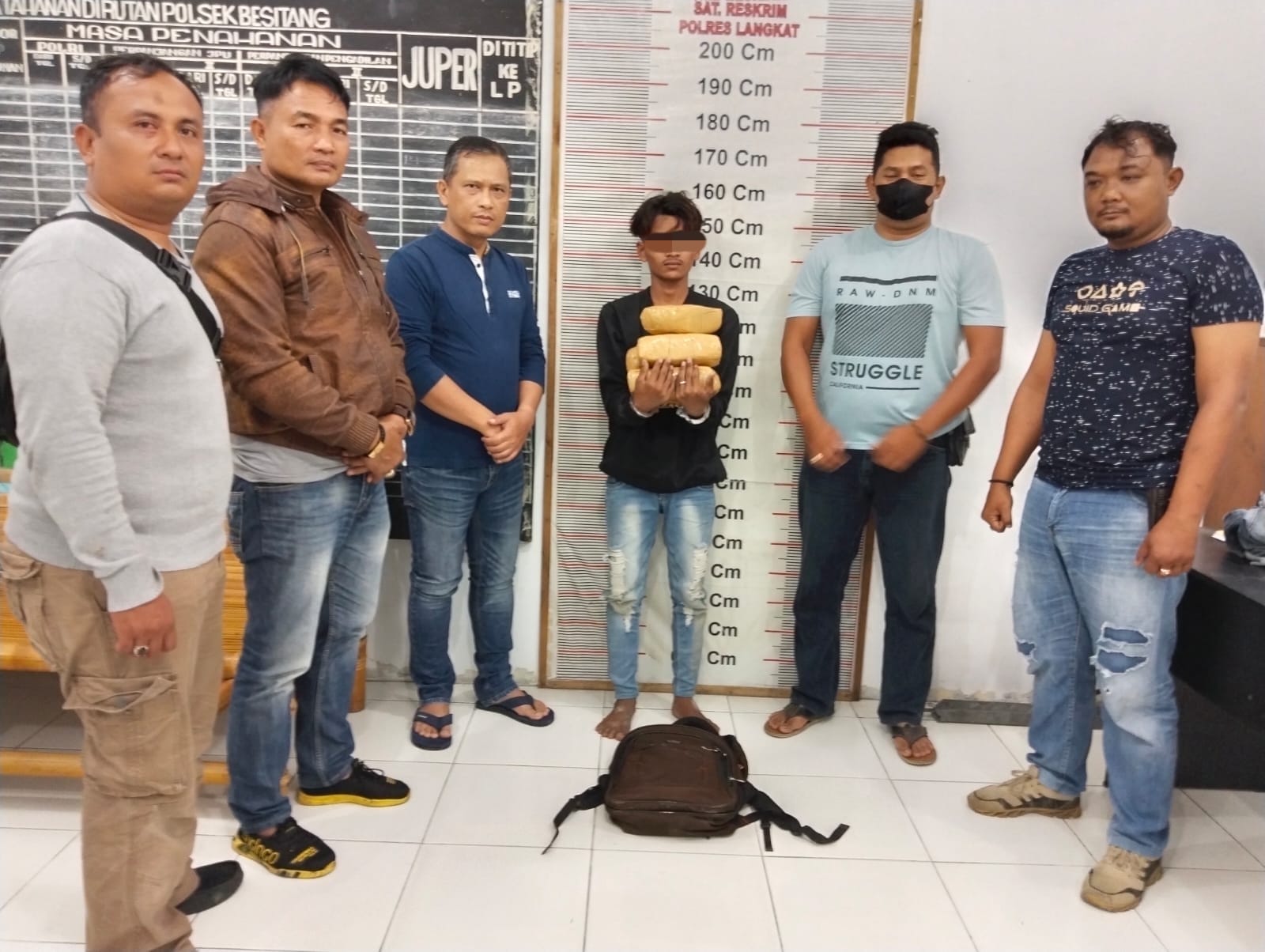Bawa 5 kg ganja seorang remaja ditangkap polisi Besitang Bawa 5 kg ganja seorang remaja ditangkap polisi Besitang