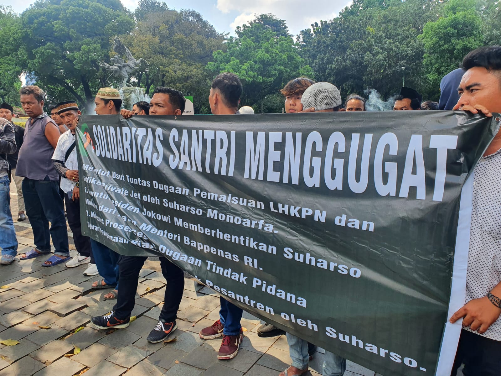 Usai diberhentikan sebagai Ketum PPP, Suharso Monoarfa kembali didemo massa Usai diberhentikan sebagai Ketum PPP, Suharso Monoarfa kembali didemo massa