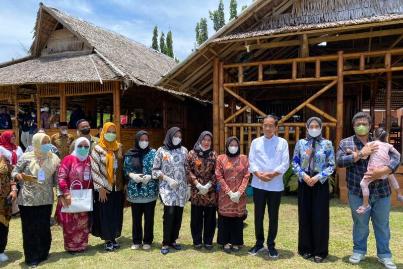 Presiden Jokowi disuguhi kuliner khas Malut Presiden Jokowi disuguhi kuliner khas Malut