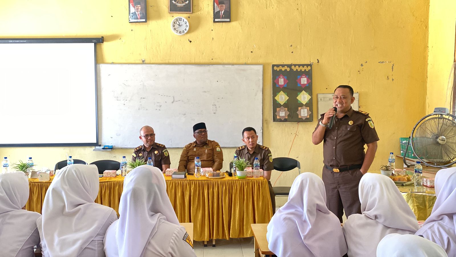 Pelajar SMA di Aceh Utara ikuti penyuluhan hukum dari kejaksaan Pelajar SMA di Aceh Utara ikuti penyuluhan hukum dari kejaksaan