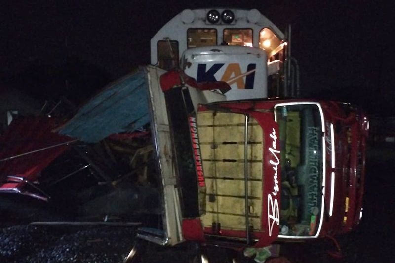 Sejumlah KA alami keterlambatan akibat KA Kahuripan tertabrak truk Sejumlah KA alami keterlambatan akibat KA Kahuripan tertabrak truk