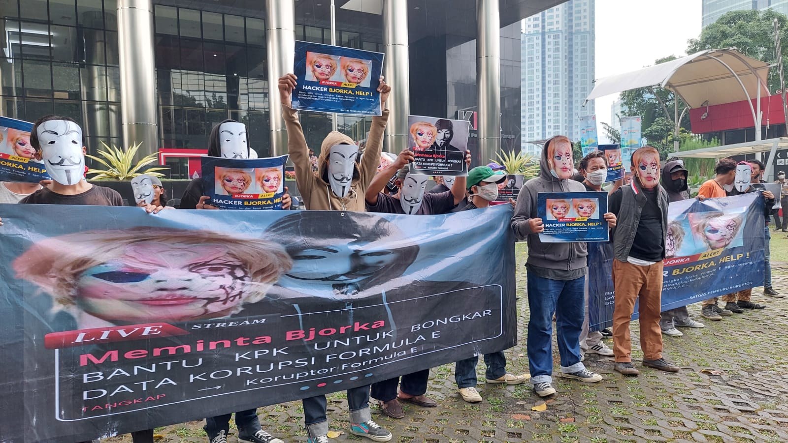 Aksi di KPK, pendemo minta Bjorka bantu KPK bongkar skandal dugaan korupsi Formula E Aksi di KPK, pendemo minta Bjorka bantu KPK bongkar skandal dugaan korupsi Formula E