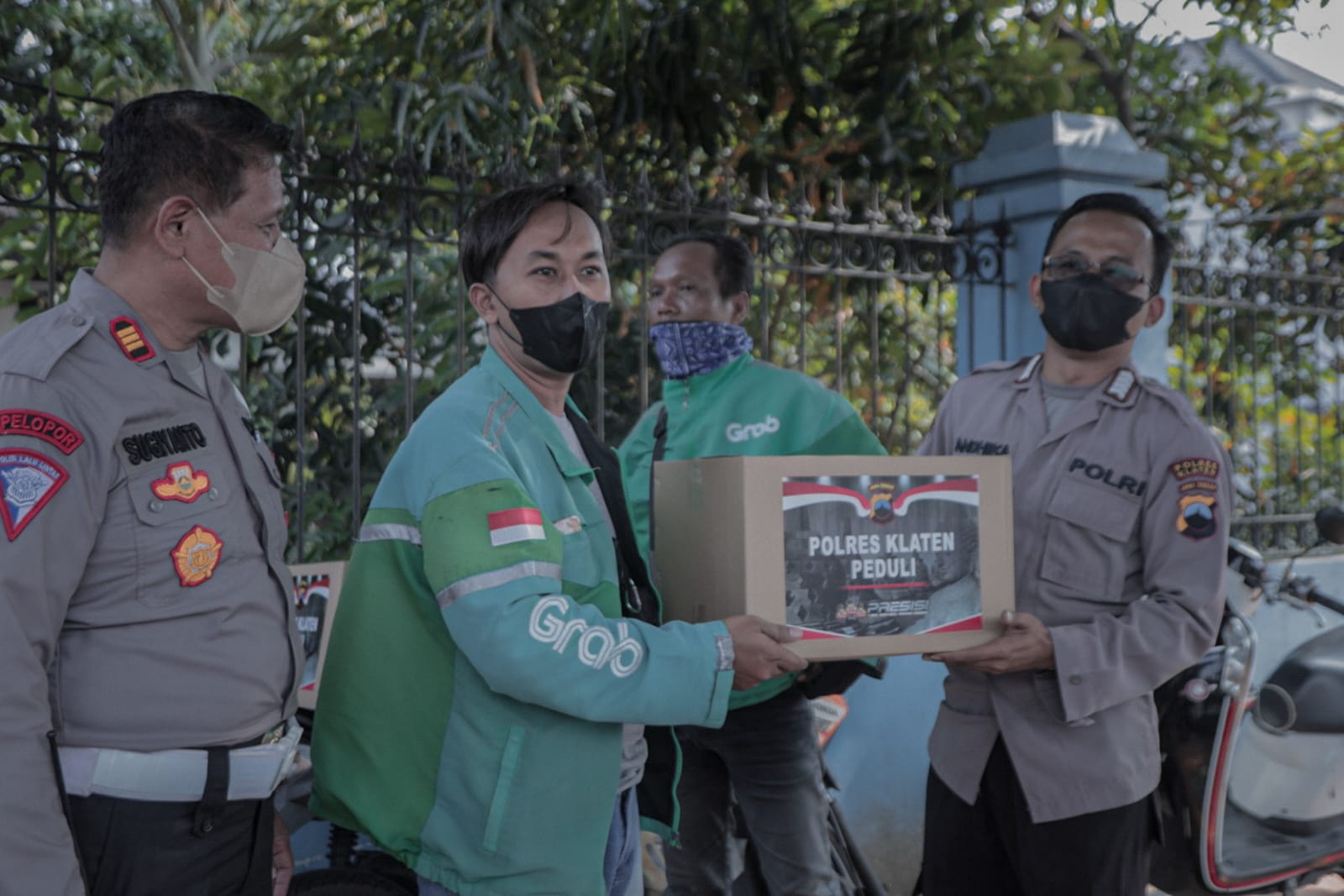 BBM naik, Satlantas Polres Klaten salurkan bansos kepada masyarakat kecil BBM naik, Satlantas Polres Klaten salurkan bansos kepada masyarakat kecil