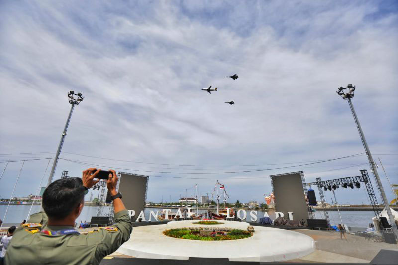 Prajurit TNI AU latihan terbang dengan Sukhoi di lokasi F8 Makassar