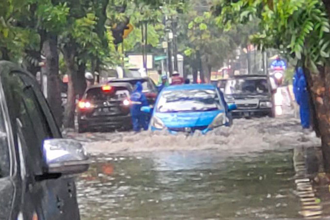 Petugas tangani banjir setinggi 40 sentimeter di Pulogadung Petugas tangani banjir setinggi 40 sentimeter di Pulogadung