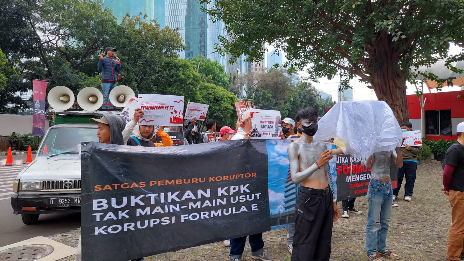 Kembali aksi, demonstran ingatkan KPK tak main mata dengan koruptor Formula E Kembali aksi, demonstran ingatkan KPK tak main mata dengan koruptor Formula E