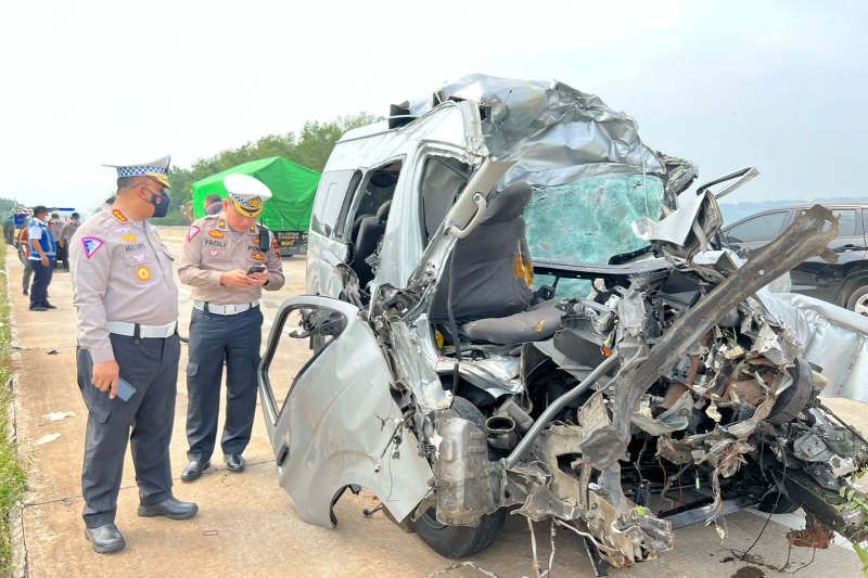 Tujuh tewas akibat kecelakaan minibus di Tol Semarang-Batang Tujuh tewas akibat kecelakaan minibus di Tol Semarang-Batang