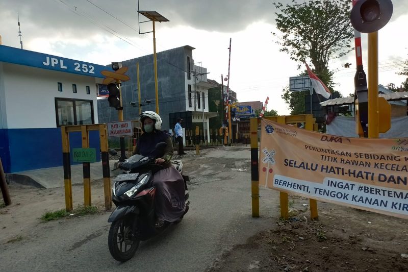 Pemkab Tulungagung pasang palang perlintasan KA antisipasi kecelakaan