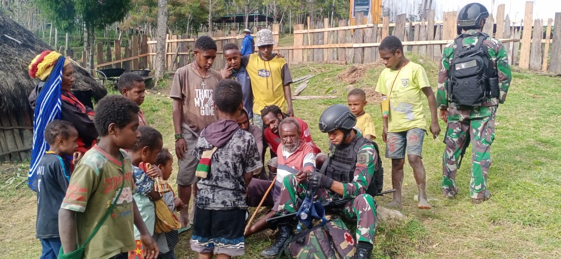 Satgas Yonif Mekanis 203/AK berikan pelayanan kesehatan di Pegunungan Tengah Papua Satgas Yonif Mekanis 203/AK berikan pelayanan kesehatan di Pegunungan Tengah Papua