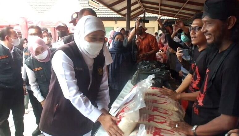 Khofifah harapkan pasar murah dapat menekan laju inflasi Khofifah harapkan pasar murah dapat menekan laju inflasi
