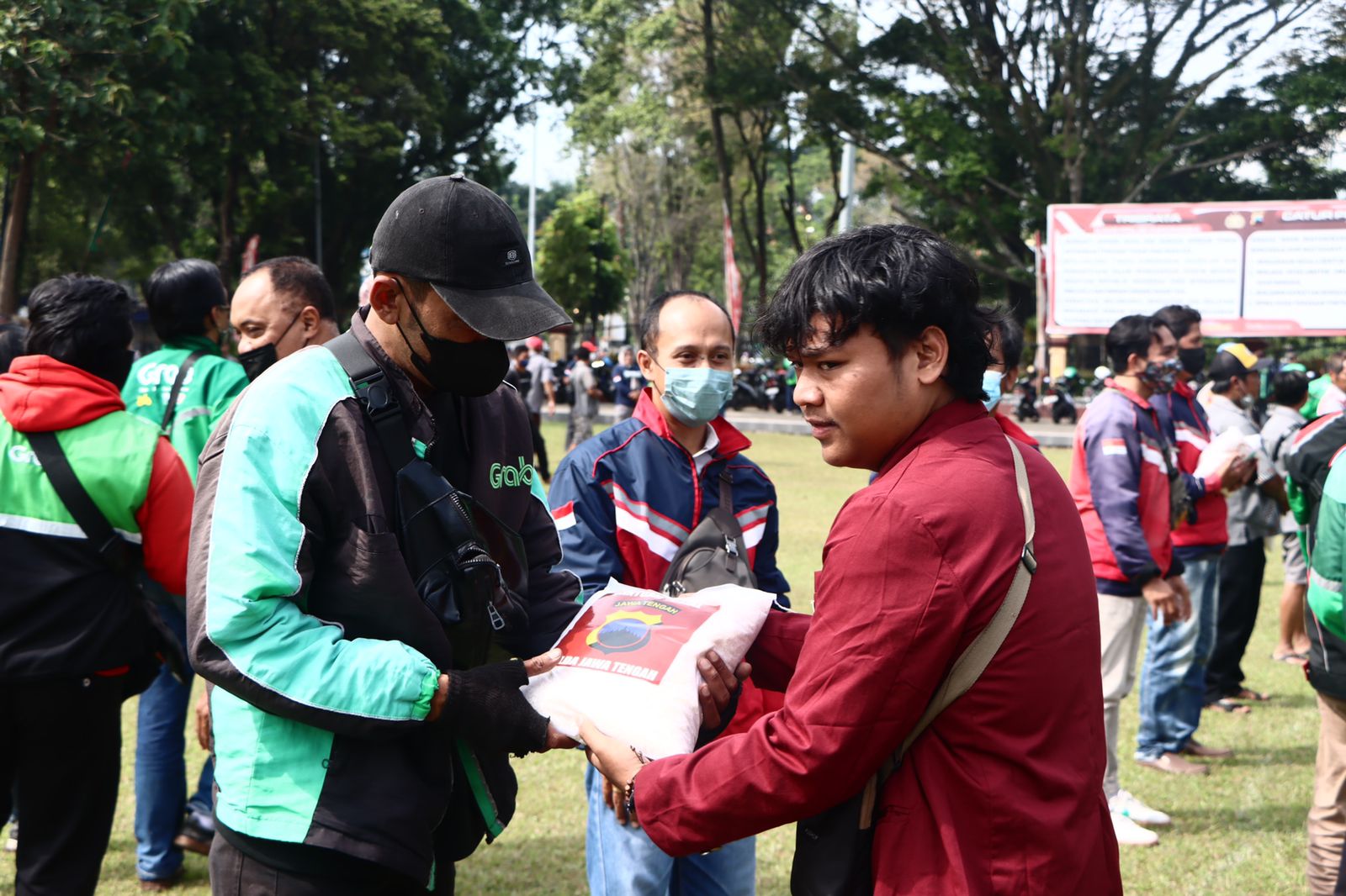 Polres Salatiga gandeng mahasiswa bagikan 1.000 paket beras 