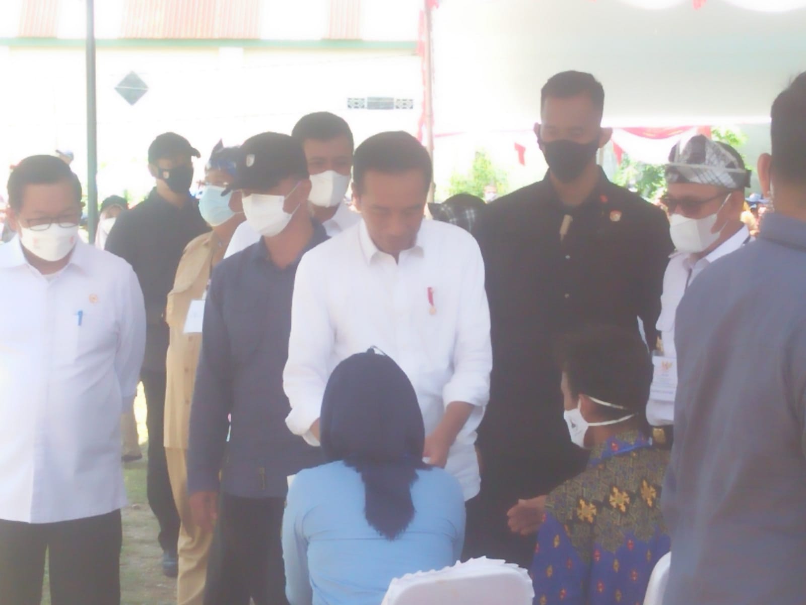 Warga Buton antusias sambut Presiden Jokowi bagi-bagi BLT BBM di Pasarwajo Warga Buton antusias sambut Presiden Jokowi bagi-bagi BLT BBM di Pasarwajo