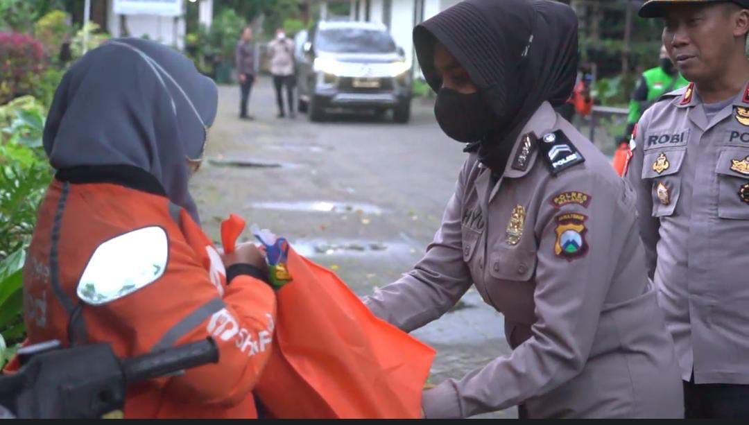 Kapolda Jatim salurkan bantuan sosial bagi masyarakat kurang mampu Kapolda Jatim salurkan bantuan sosial bagi masyarakat kurang mampu