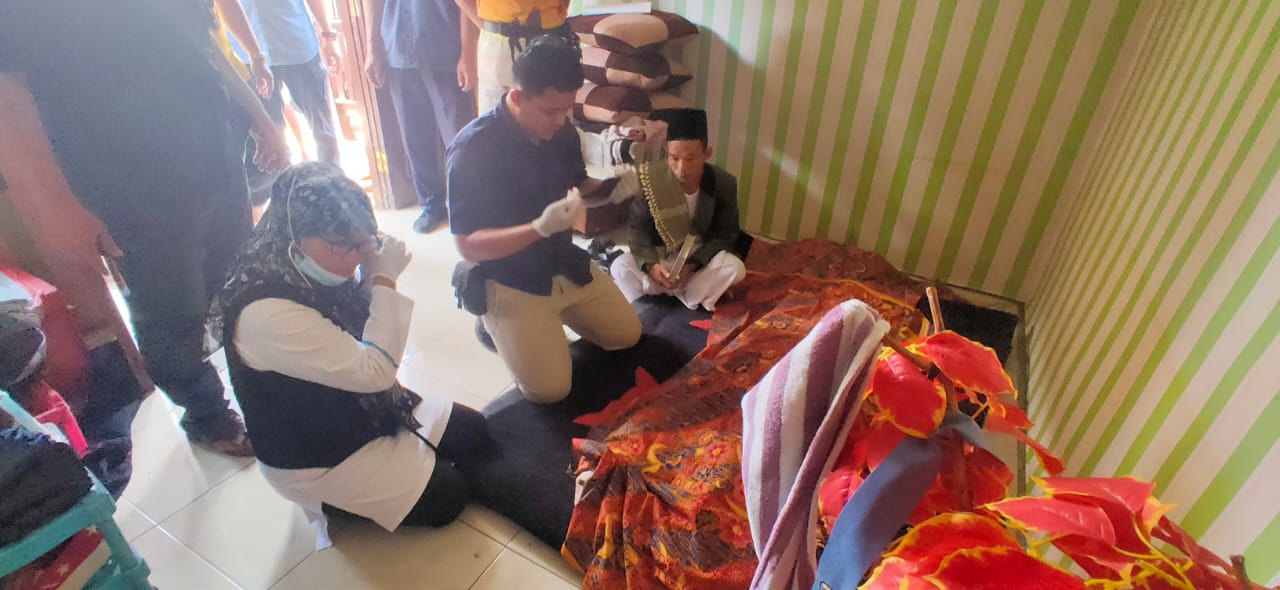 Diduga terlilit hutang, seorang kakek di Purwakarta nekat gantung diri Diduga terlilit hutang, seorang kakek di Purwakarta nekat gantung diri