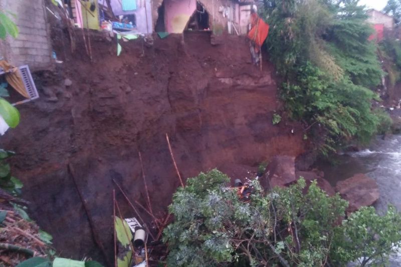 Tim SAR gabungan evakuasi korban longsor di Banyumas Tim SAR gabungan evakuasi korban longsor di Banyumas