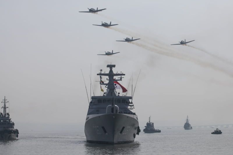 Pesawat Latih Bonanza TNI AL jatuh di alur pelayaran barat Surabaya Pesawat Latih Bonanza TNI AL jatuh di alur pelayaran barat Surabaya