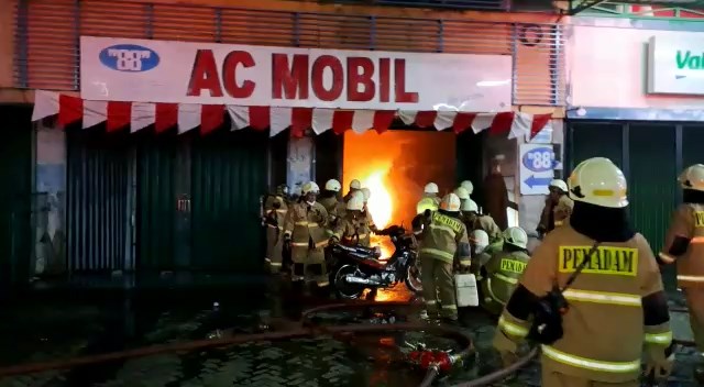 Kebakaran tiga ruko di Cilandak Kebakaran tiga ruko di Cilandak