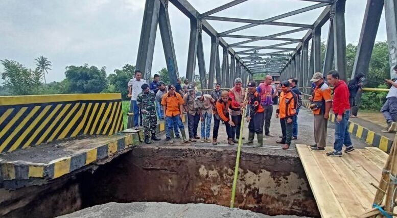 Banjir putuskan dua jembatan di Rejang Lebong Banjir putuskan dua jembatan di Rejang Lebong