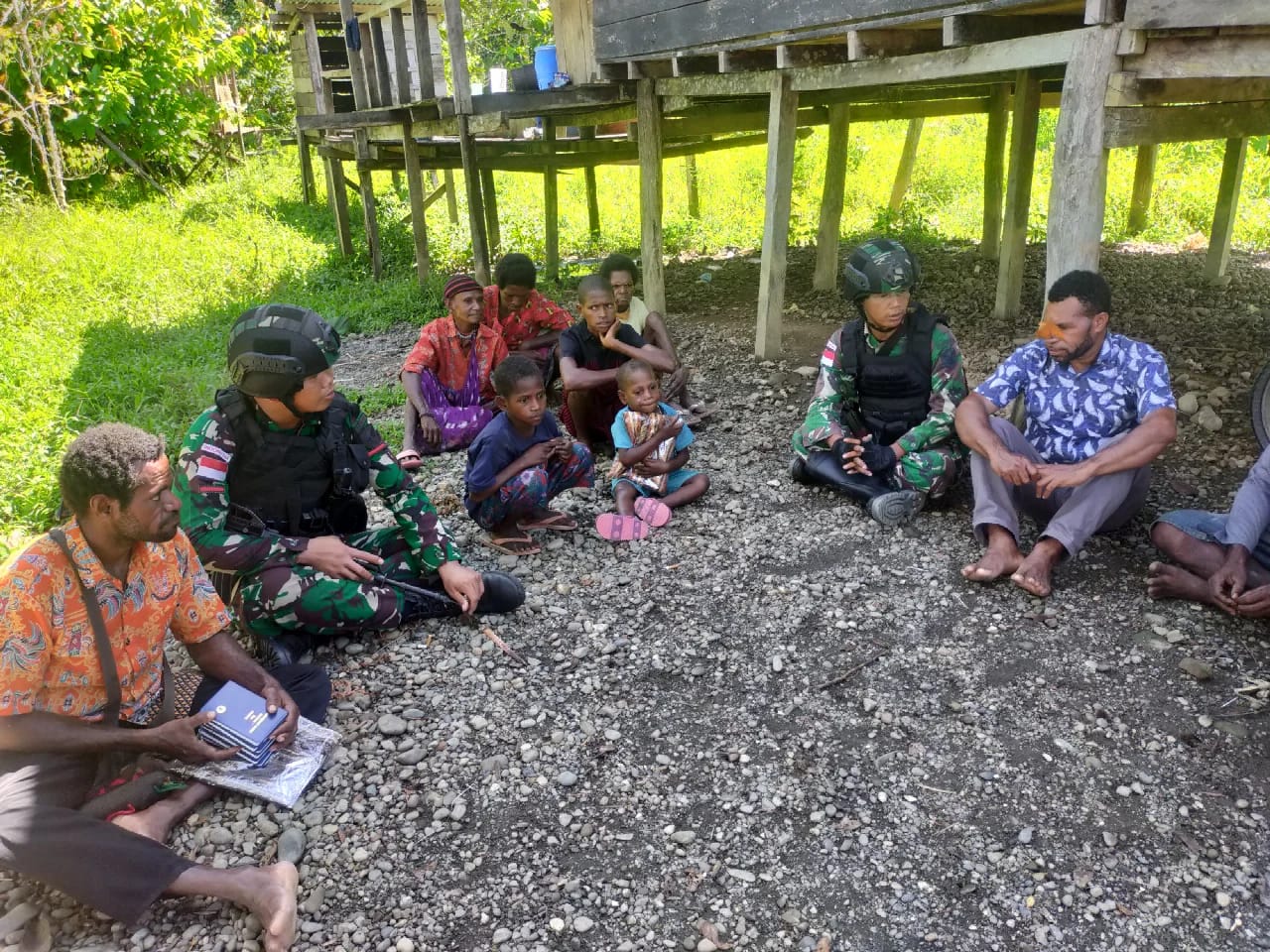 Jalin silaturahmi, Satgas Pamtas Yonif Raider 142/KJ temui tokoh adat Papua Jalin silaturahmi, Satgas Pamtas Yonif Raider 142/KJ temui tokoh adat Papua