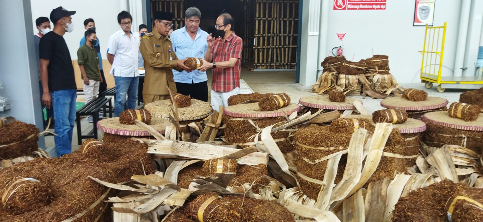 Tinjau gudang pembelian, Bupati harap harga jual tembakau petani sesuai kualitas Tinjau gudang pembelian, Bupati harap harga jual tembakau petani sesuai kualitas