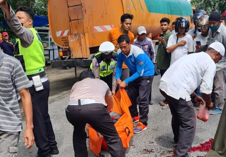 Pemotor tewas terlindas bis di Jalinsum Langkat Pemotor tewas terlindas bis di Jalinsum Langkat